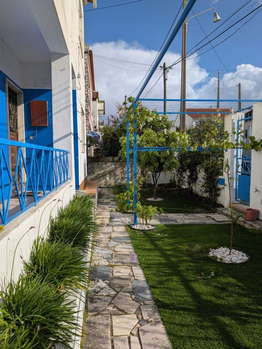 Quarto em Sobreda Margem Sul: Contrato + Água e Wifi Incluídos