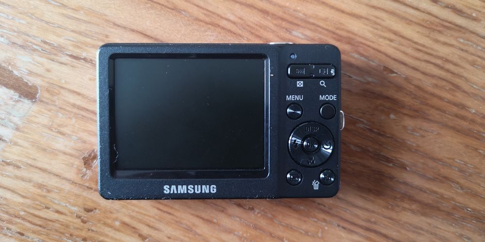 Maquina fotográfica digital DESLIGADA Samsung ST30 roxa