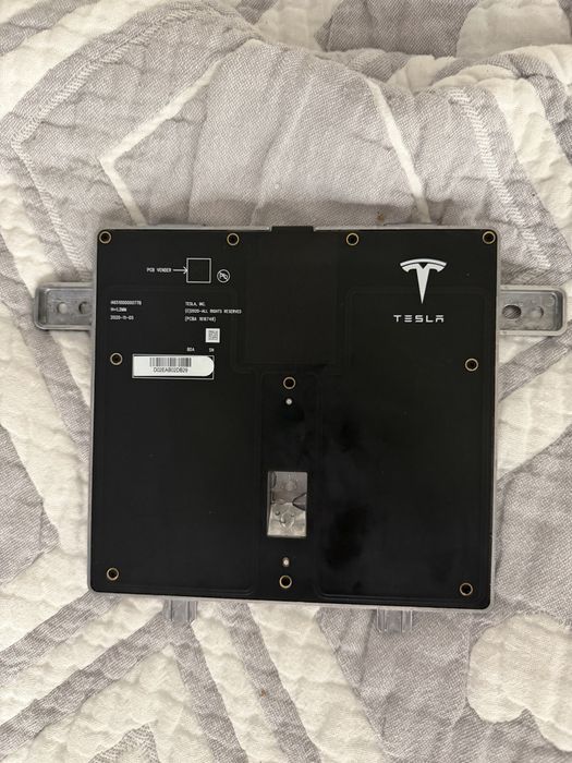 Бездротовий зарядний пристрій Tesla S2022 рік