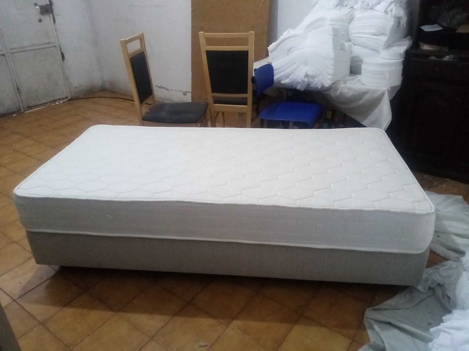 Vendo cama de solteiro com colchão