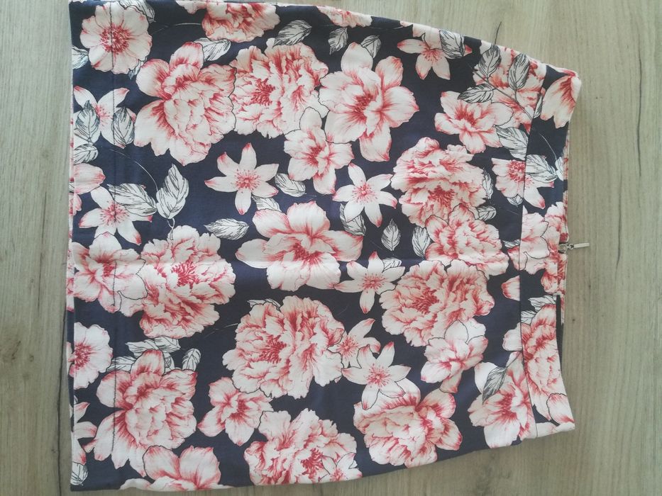 Granatowa spódnica w brzoskwiniowe kwiaty zamek mini M