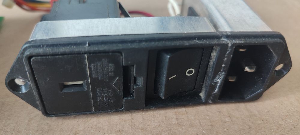 Блок живлення з мережевим фільтром,вимикачем і блоком запобіжника