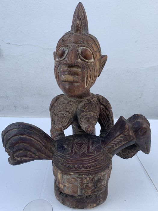 Figura feminina iorubá ajoelhada, Nigéria, África Ocidental