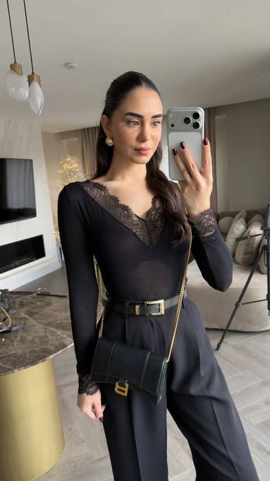 Чорний лонгслів з мереживом