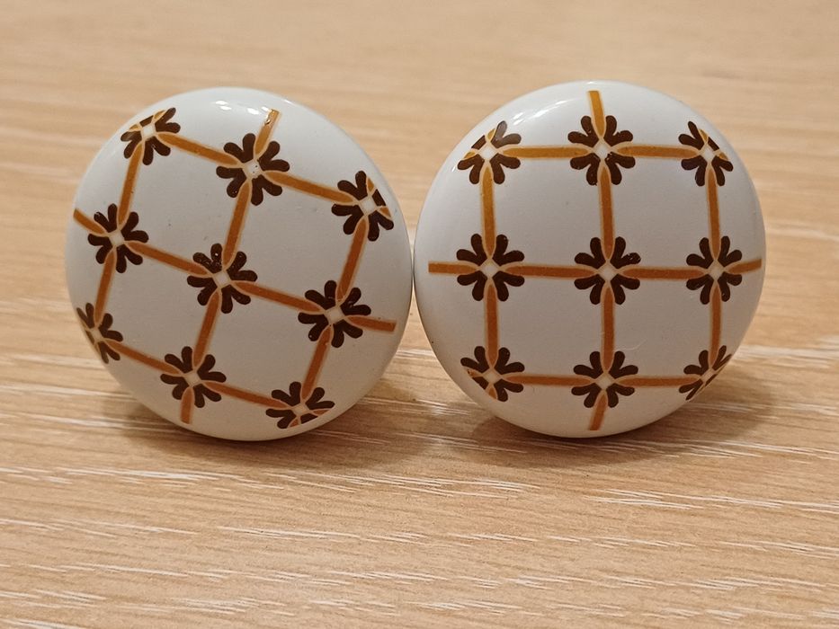 Dwa porcelanowe uchwyty do szafek
