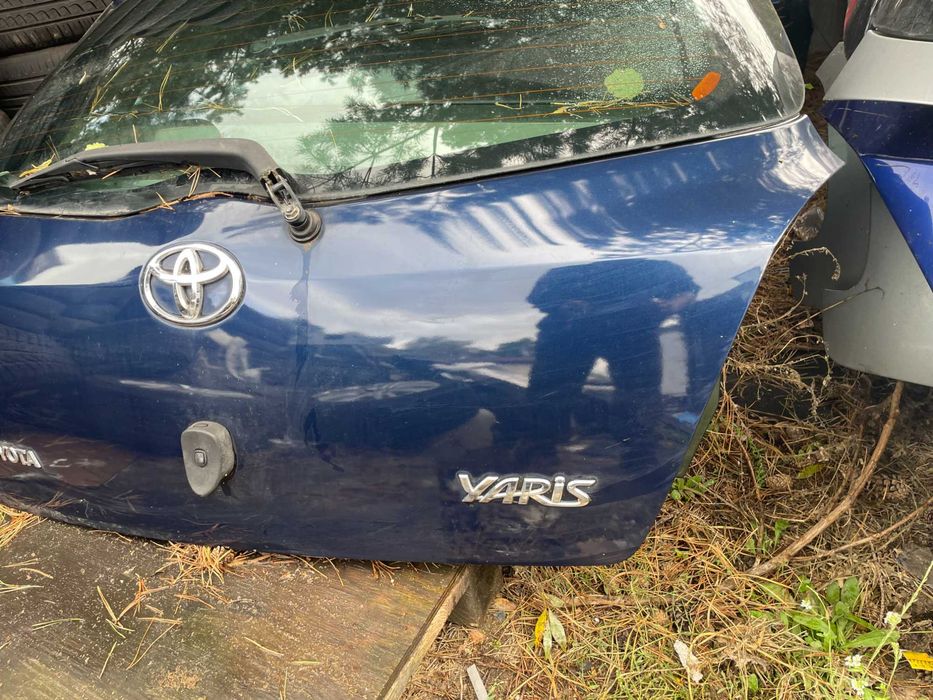 Toyota Yaris II 8P4 kompletna klapa bagażnika