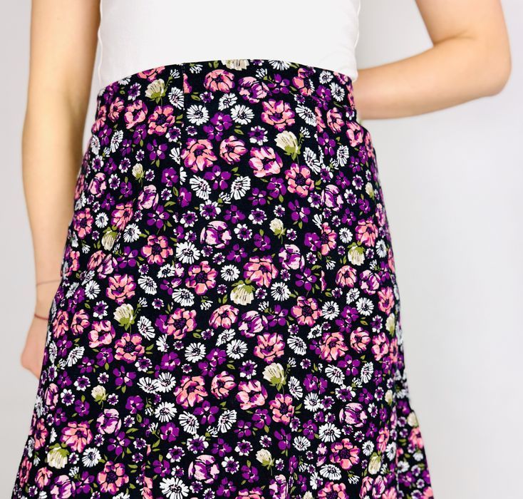 Czarna spódnica w kwiatowy wzór L 40