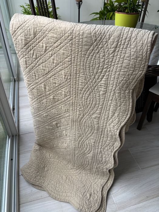 Colcha bege cama solteiro