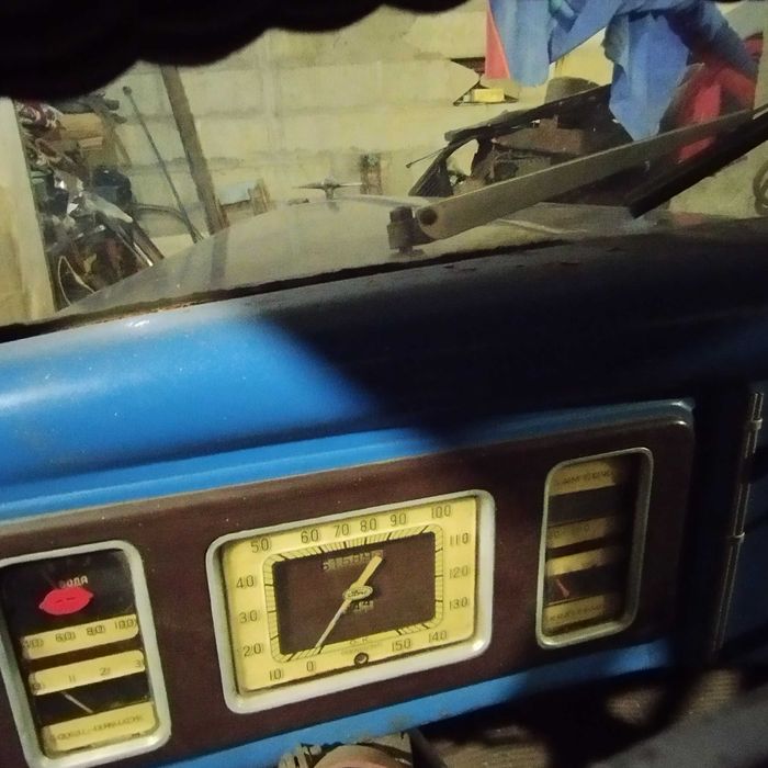 Ретро автомобііль Ford V8 DELUXE