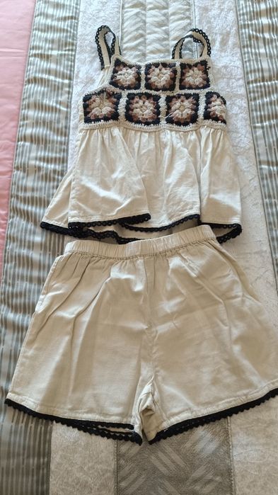 Roupa de menina em bom estado