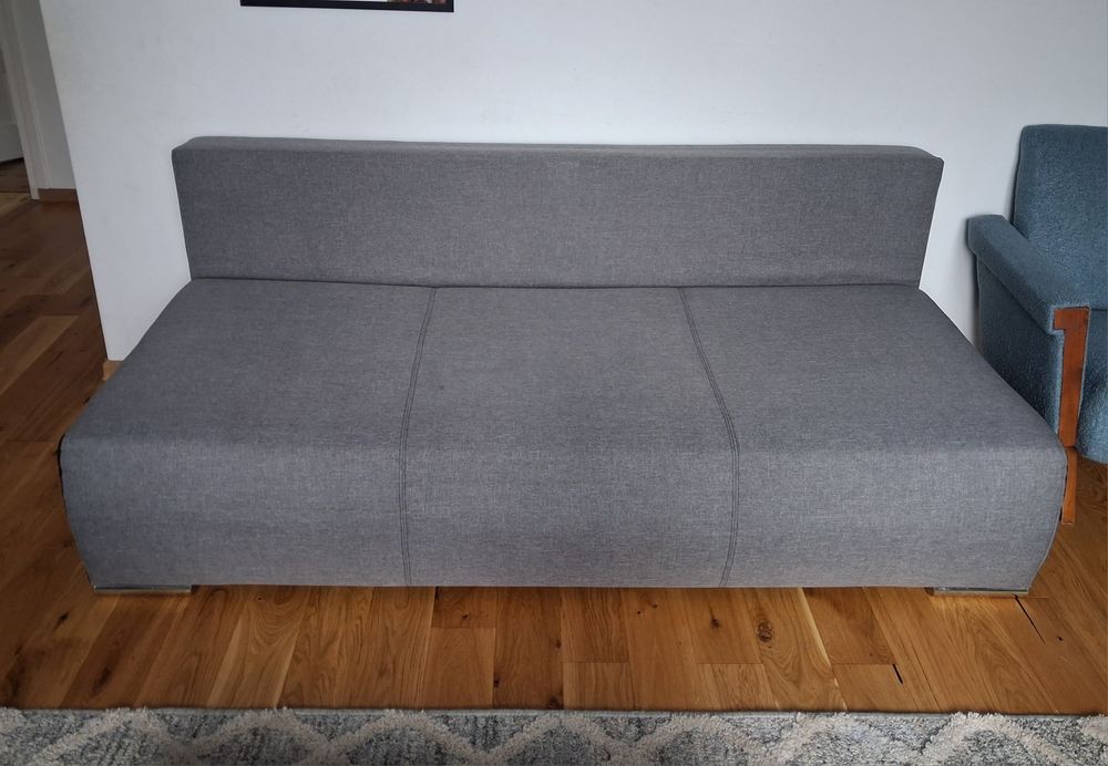 Szara sofa z funkcją spania