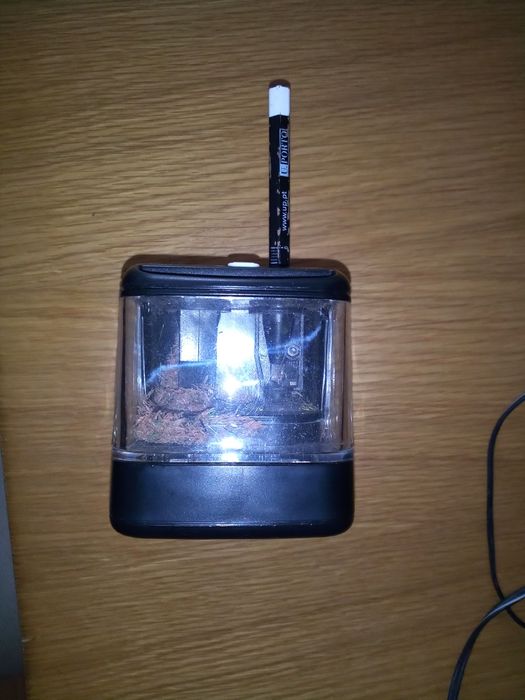 Oferta Afiador de lápis a pilhas ou de ligar á corrente