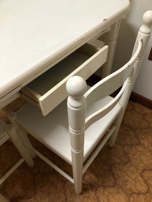 Mesa Extensível c/ 4 Cadeiras — Prática, Versátil e em Ótimo Estado!