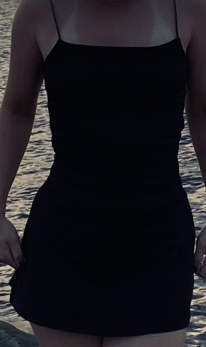 чорна міні сукня