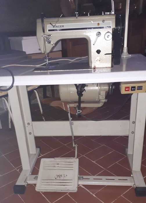 Maquina Singer industrial de ponto direito c/ bancada
