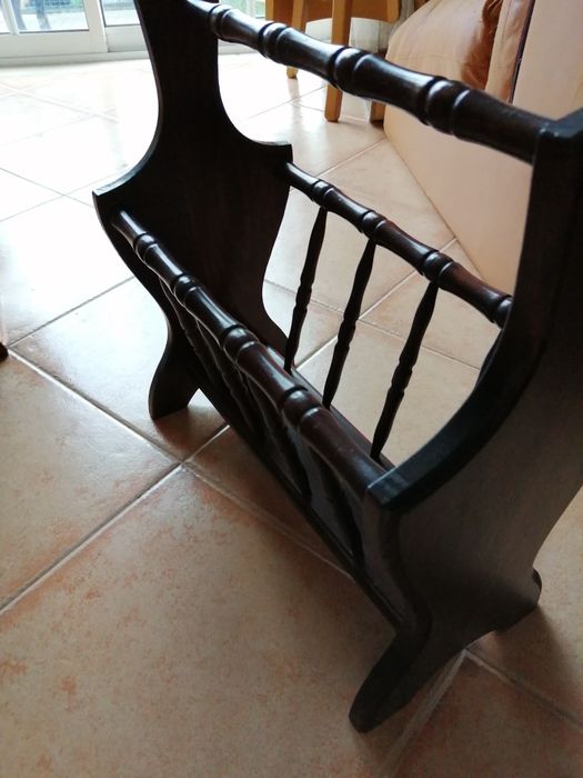 Porta revistas em mogno