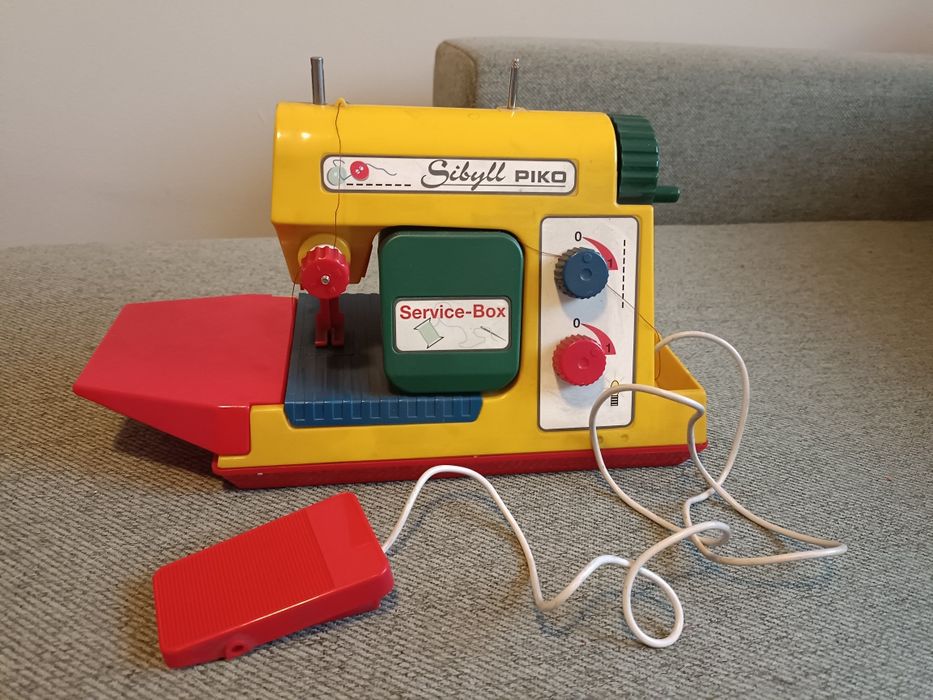 Zabawkowa maszyna do szycia DDR.
