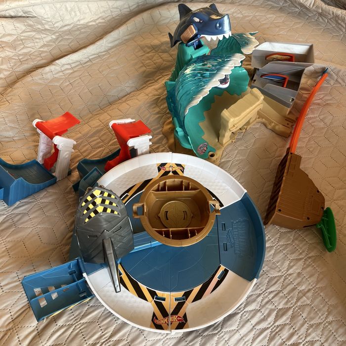 Hot wheels трекі ігровий набір з акулами/ monster trac shark