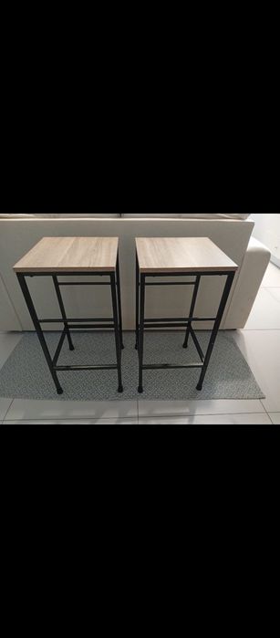 Bancos altos em pinho e preto