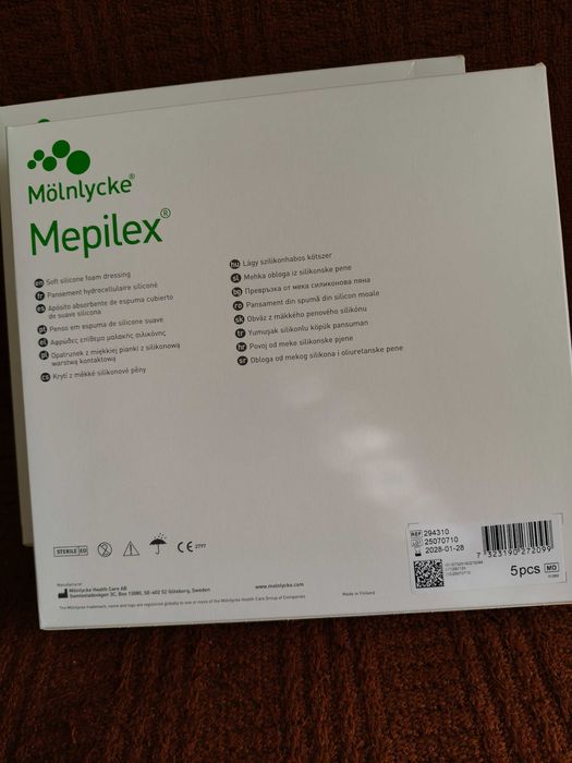Opatrunek piankowy Mepilex 17,5x17,5 cm | Nowy, 5 szt. Ważny do 2028 r.