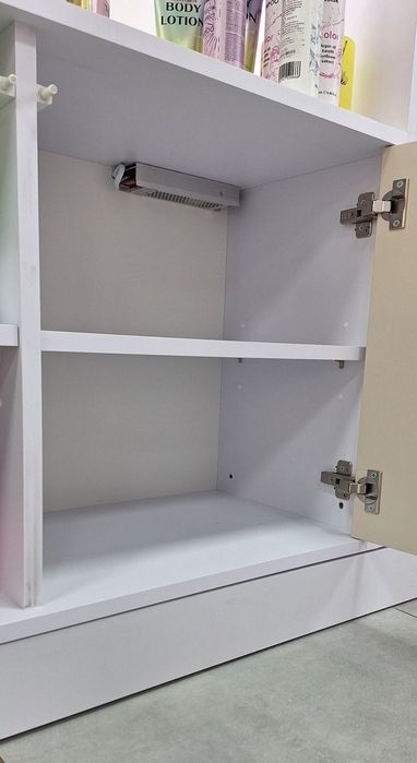 Продається комплект меблів для магазину/шоуруму/салону у ВІДМіННОМУ СТАНІ