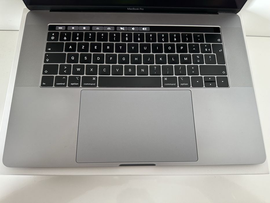 MacBook Pro 15'' i9, 16 GB RAM, 1 TB SSD – AZERTY64738820780162123