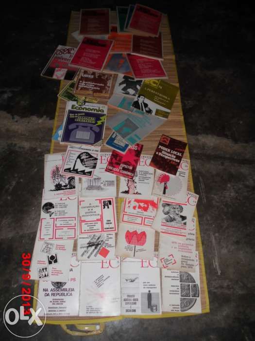 Vários livros de economia e outros de ideologia socialista, antiga URS