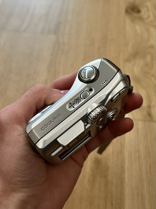 Nikon Coolpix 3200 , в гарненькому кольорі!