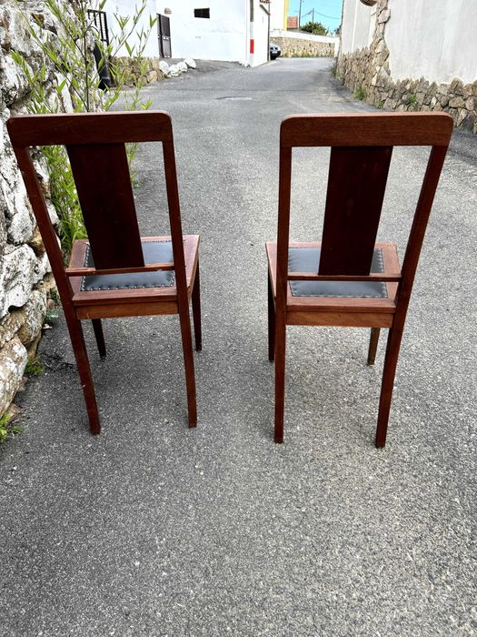 Cadeiras madeira e pele sintetica