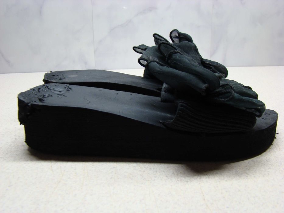 Czarne klapki R.38 na koturnie z kokardą –wygodne buty w niskiej cenie