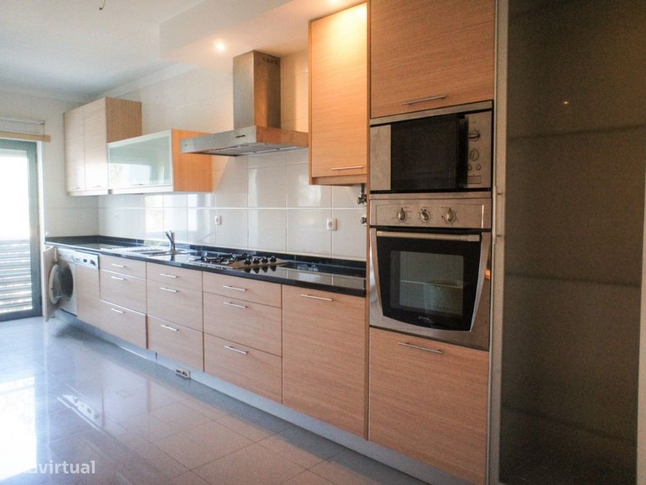 Apartamento T3 Semi-Novo! Com Varanda e Arrecadação individual