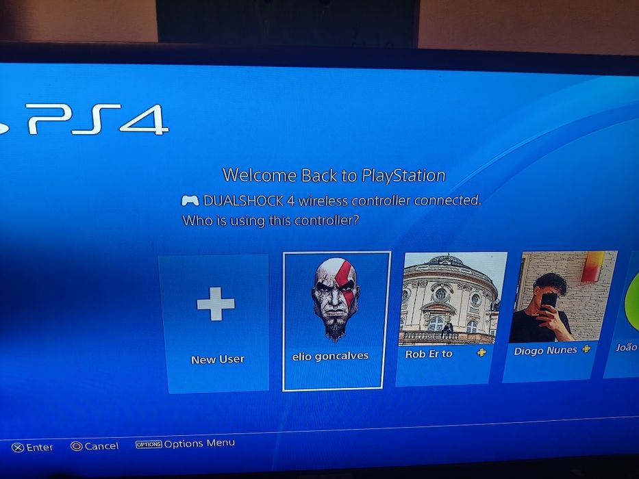 PS4 1 TB a funcionar em perfeito estado com comando e cabos