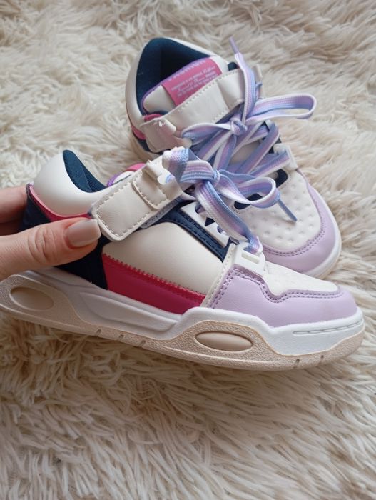 Кросівки для дівчинки нові 19 см устілка