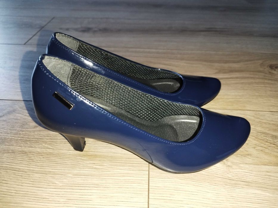 Granatowe buty na obcasie