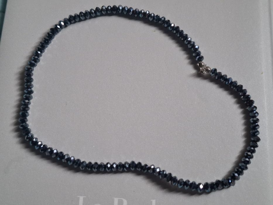 Naszyjnik z granatowymi kamieniami
