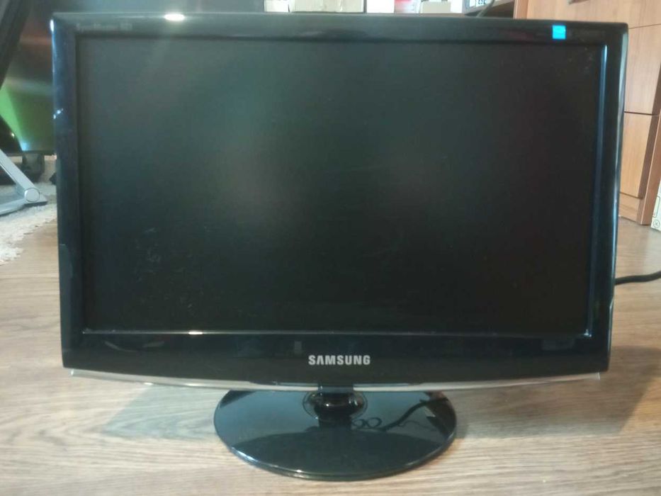 Monitor samsung 19" wraz okablowaniem - sprawny.