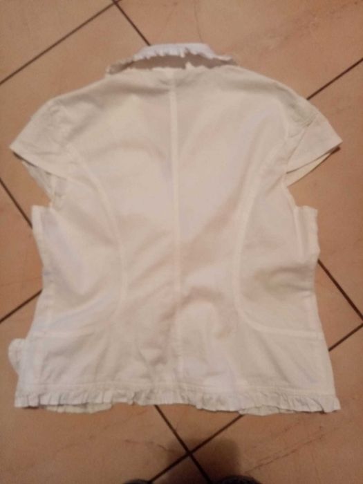 Taliowane białe bolerko.