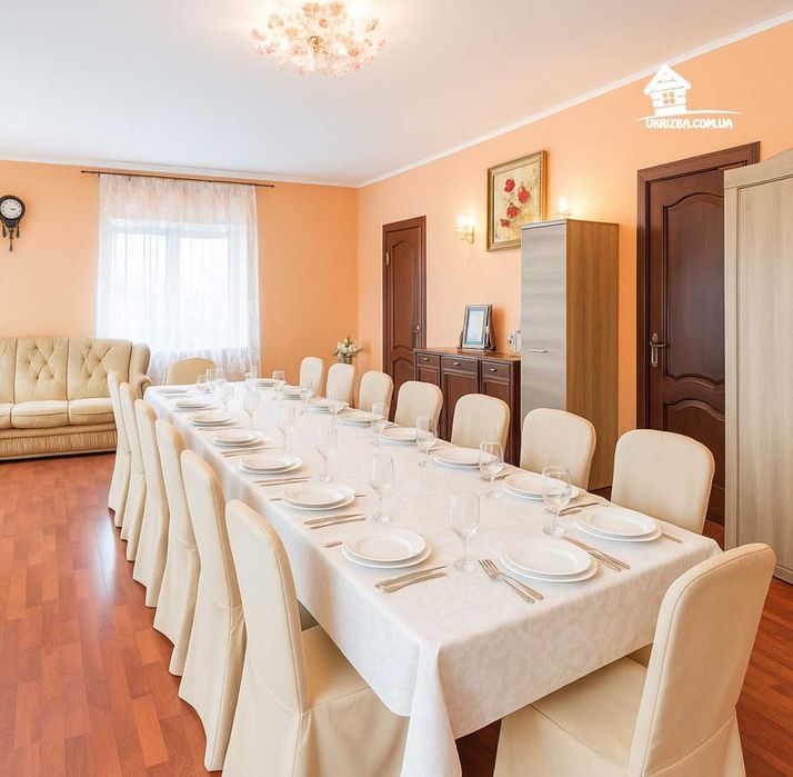 Київ. Будинок 280 кв. Ділянка 15 соток, до 15 осіб.