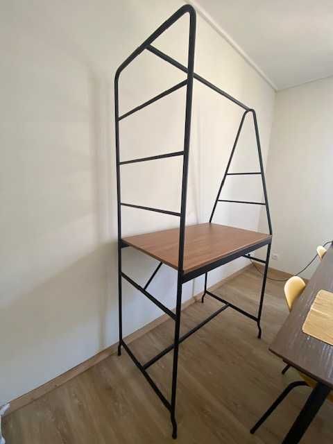 Mesa de cozinha com arrumação castanha e preta