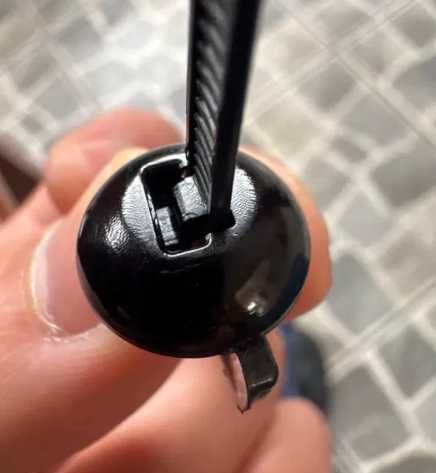 Пластикова стяжка для кріплення підкрилків, пластикових елементів