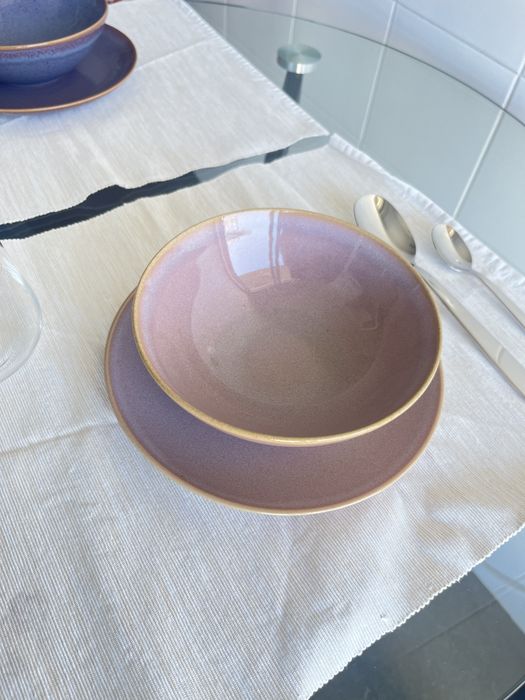 2 conjuntos de prato e taça rosinha e roxo
