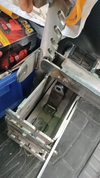 Brykieciarka do mocowania na ściane. Wigo 4