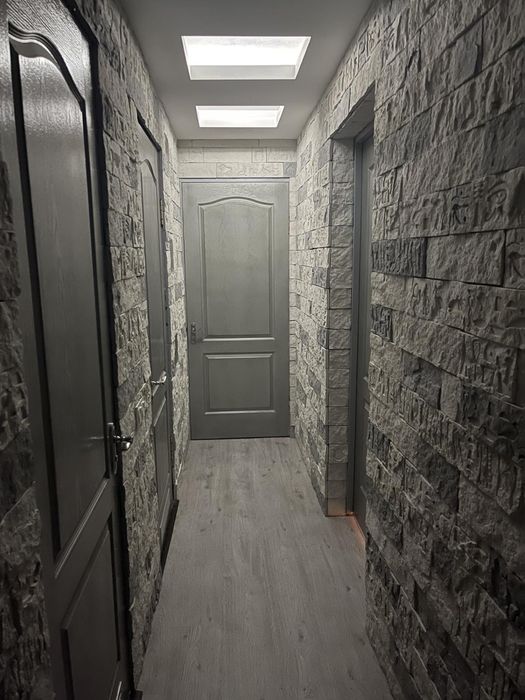 Продаж великої, дворівневої квартири на Митниці.