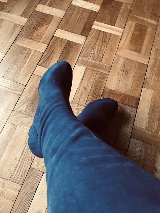 Granatowe kozaki na koturnie z materiału