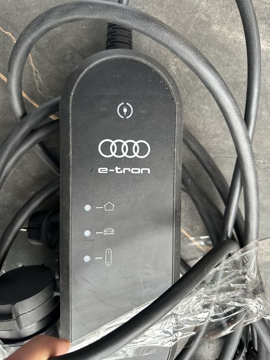 Зарядний пристрій оригінальний Audi E-TRON