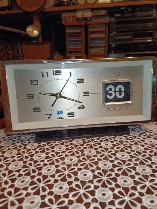 Stary budzik nakręcany z kalendarzem lata 70 te