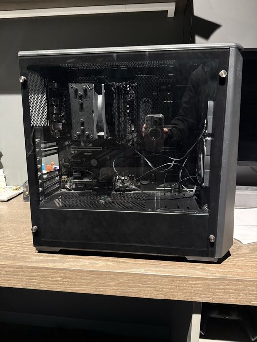 Obudowa komputerowa z podzespołami