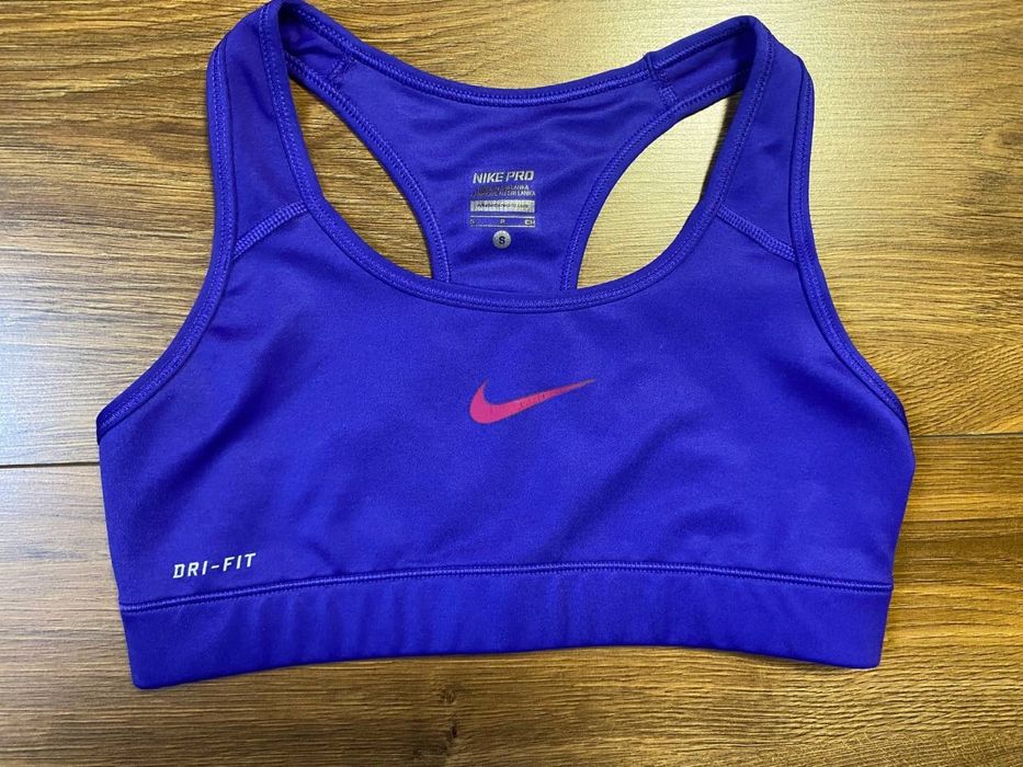 Спортивний топ Nike