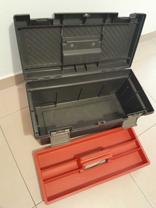 Caixa de ferramentas de plástico preta Rubbermaid
