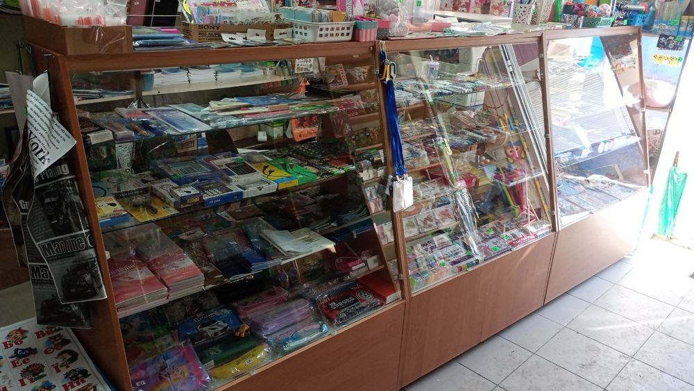 Продам полки і вітрину б/у